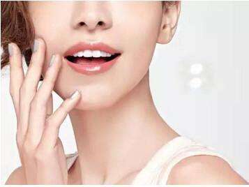 Ů���뱣���������ɫ